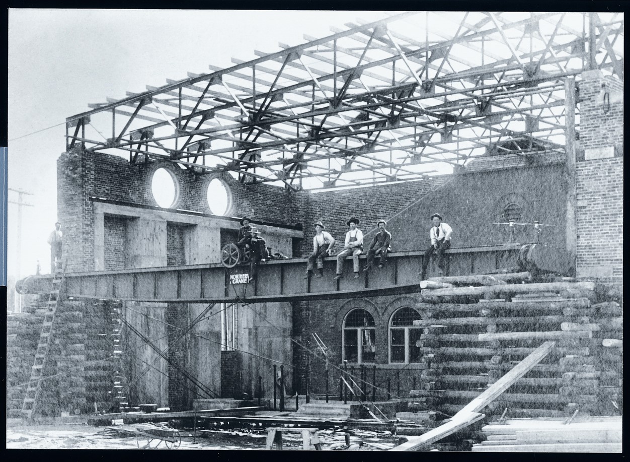 1906 men sitting on crane
